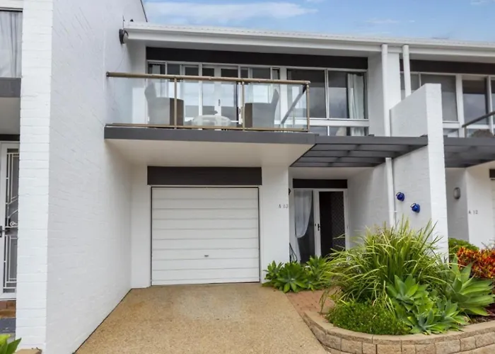 Beautiful Townhouse With Water Views