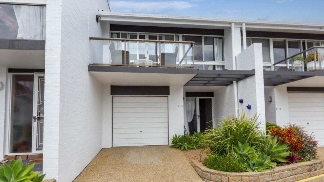 Beautiful Townhouse With Water Views *