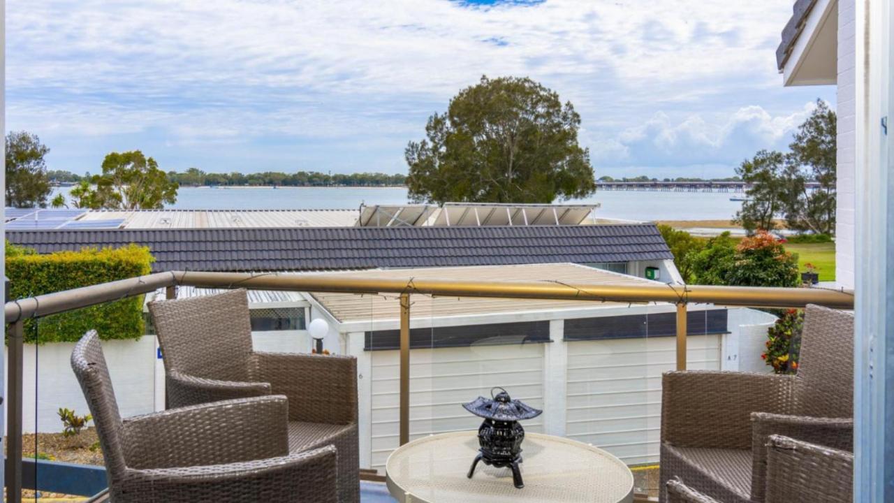 Beautiful Townhouse With Water Views Sandstone Point