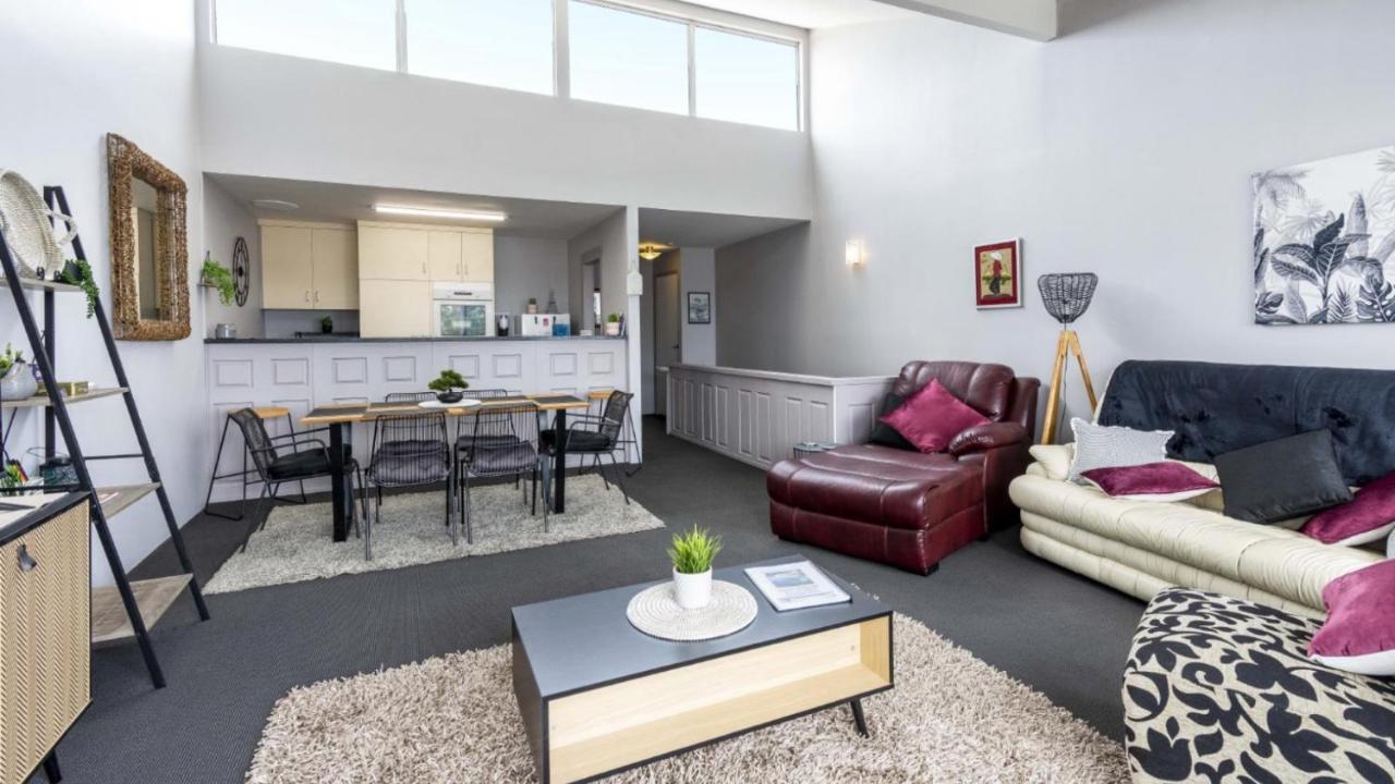 Beautiful Townhouse With Water Views Holiday home Sandstone Point